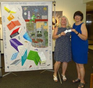 (From l-r): Friends' quilt winner Becky Horowitz accepts her award from Dale Ricklefs, creator of the quilt.