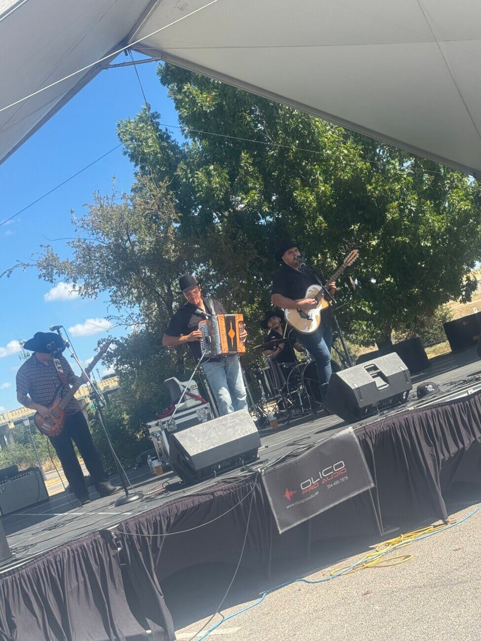 Round Rock Food Court Stage - Zenal Nortex