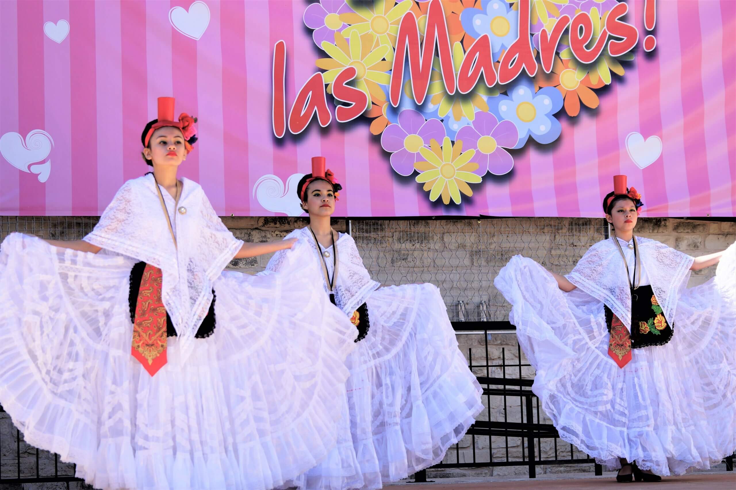 Dia de las Madres folklorico dancers