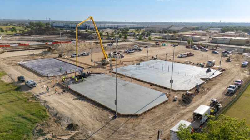 Image for the Tweet beginning: 🎾 Concrete was poured this