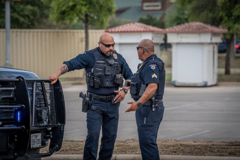 Image for the Tweet beginning: Not your average traffic stop.🚔

This